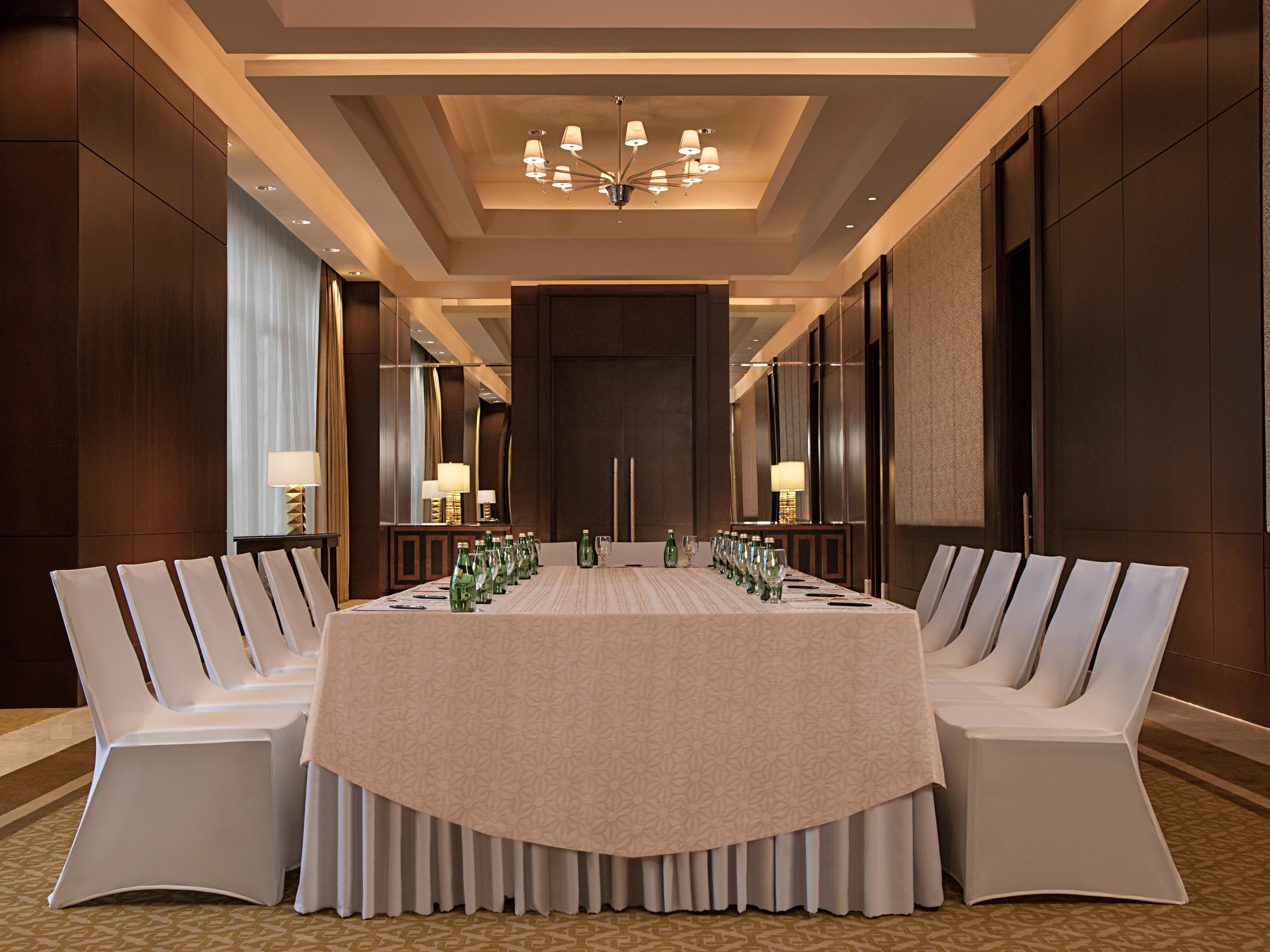 מונטינלופה Crimson Hotel Filinvest City, Manila מראה חיצוני תמונה The Royal Meeting Room