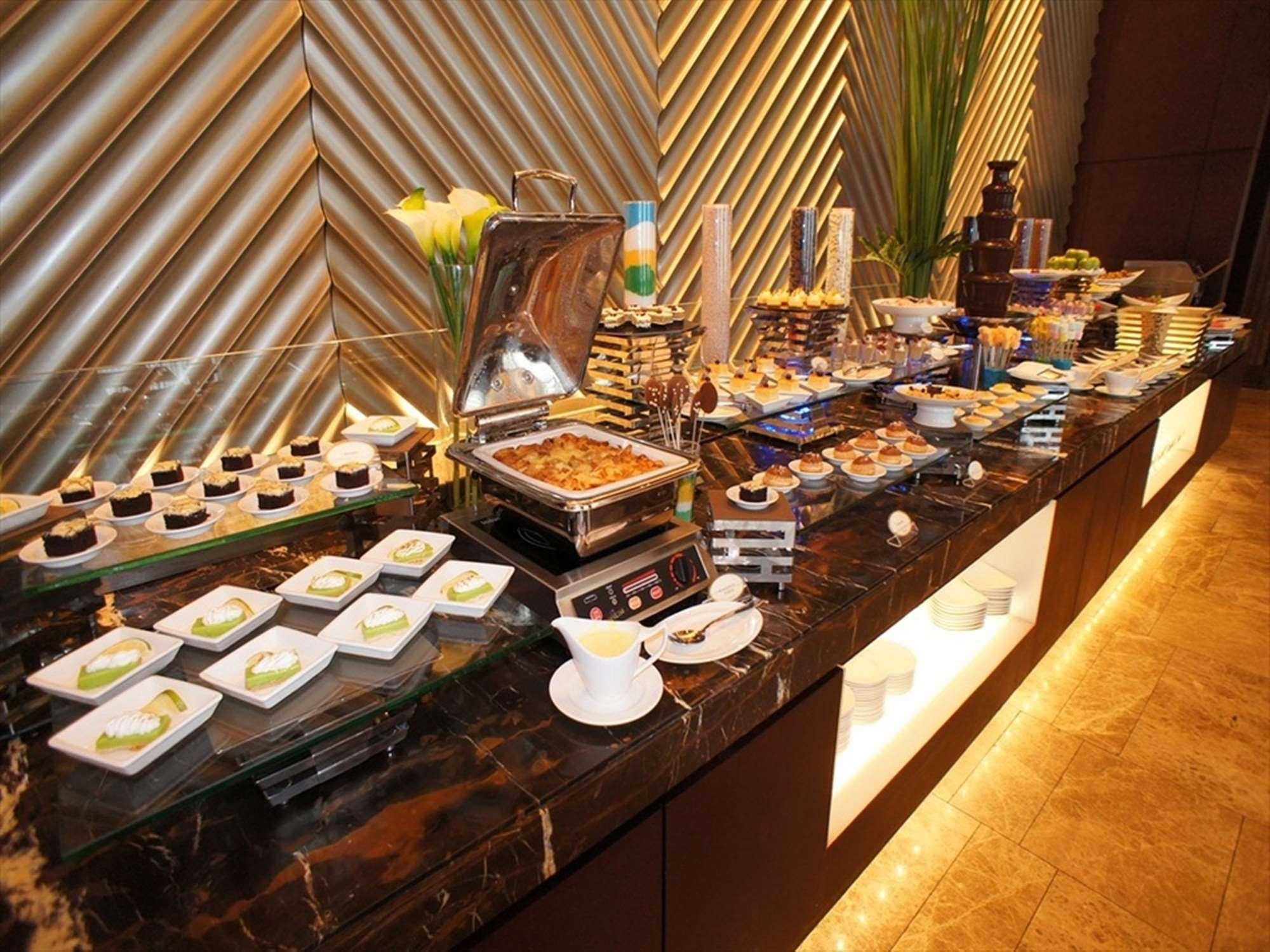 מונטינלופה Crimson Hotel Filinvest City, Manila מראה חיצוני תמונה A buffet at a hotel